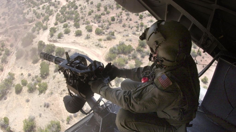 Una imagen de archivo de un helicóptero del 58º Ala de Operaciones Especiales de EE.UU., MH-53J Pave Low IIIE, vuela en una misión de entrenamiento cerca de la base aérea de Kirtland, Nuevo México. (-/DOD/AFP via Getty Images)