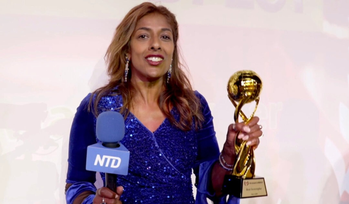 La reportera de NTD Ruby Lovell sostiene el trofeo al Mejor Guión en el 15º Festival anual de Series Web de Los Ángeles (LA Web Fest) el 3 de mayo de 2024, en una imagen fija de un video publicado por NTD. (NTD)