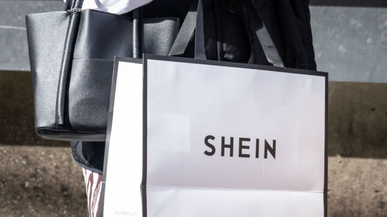 Una persona sostiene una bolsa de compras Shein, en una fotografía de archivo. (Yuichi Yamazaki/AFP vía Getty Images)