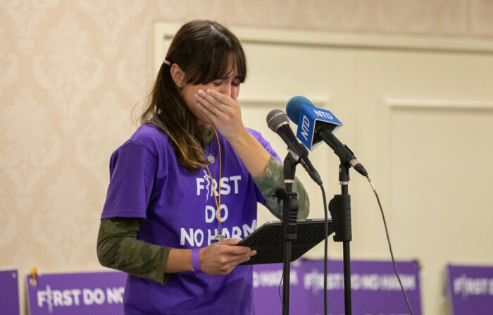 Chloe Cole, que se opone a los tratamientos transgénero en menores, comparte entre lágrimas su propio viaje de detransición en Anaheim, California, el 8 de octubre de 2022. (John Fredricks/The Epoch Times)