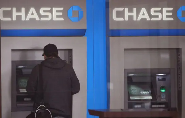 Un cliente utiliza un cajero automático del Chase Bank en Chicago, Illinois, el 17 de marzo de 2011. (Scott Olson/Getty Images)