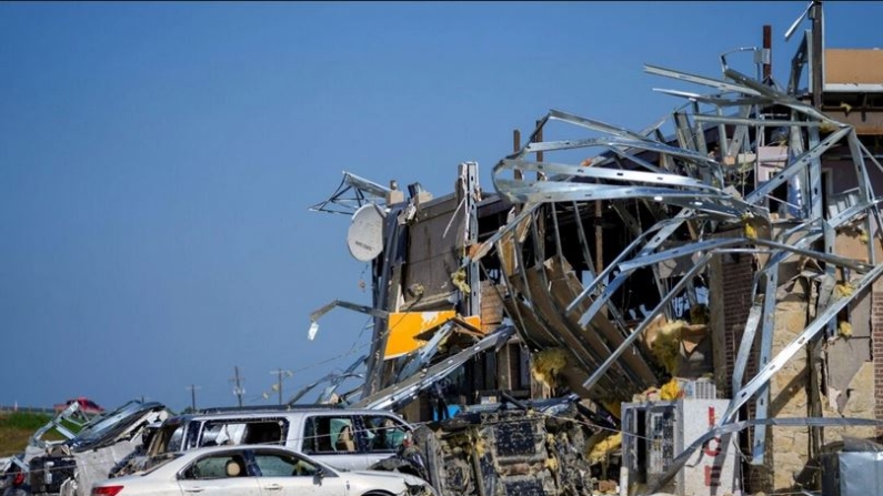 Daños en una parada de camiones la mañana después del paso de un tornado en Valley View, Texas, el 26 de mayo de 2024. (Julio Cortez/Foto AP)