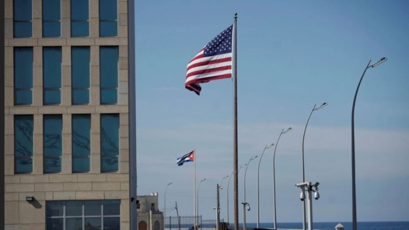 Vista de las banderas de Cuba y Estados Unidos junto a la Embajada de EE. UU. en La Habana, Cuba, el 15 de diciembre de 2020. (Alexandre Meneghini/Reuters)