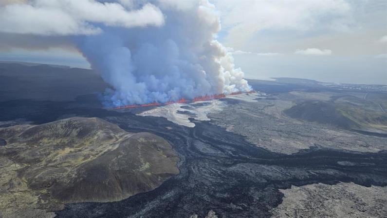 Una erupción volcánica ha comenzado en la península de Reykjanes (suroeste de Islandia), la quinta en los últimos meses, informó este miércoles la Oficina Meteorológica de este país nórdico (IMO, en inglés). EFE/Protección Civil de Islandia