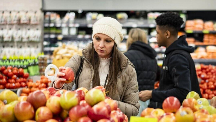 La gente compra en una tienda de comestibles en la ciudad de Nueva York el 21 de marzo de 2024. (Samira Bouaou/The Epoch Times)