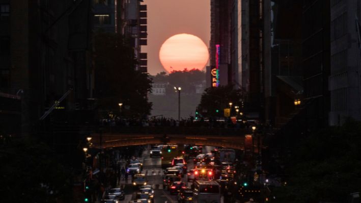 El sol se pone entre los edificios de la calle 42 de Nueva York durante un fenómeno conocido como «Manhattanhenge», el 30 de mayo de 2023. (AP Photo/Yuki Iwamura, File)
