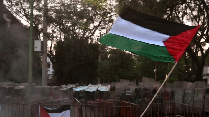 Una bandera palestina durante una manifestación pro palestina denominada "Acción Urgente por Rafah", celebrada frente a la embajada de Israel en la Ciudad de México el 28 de mayo de 2024. (PEDRO PARDO/ AFP vía Getty Images)