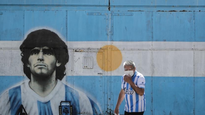 Fotografía de archivo de un mural de Diego Maradona en Buenos Aires (Argentina). EFE/ Juan Ignacio Roncoroni