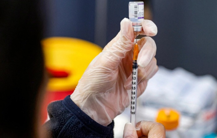 Un médico prepara una dosis de la vacuna anti-COVID de Pfizer-BioNTech, en Netanya, Israel, el 5 de enero de 2022. (Jack Guez/AFP vía Getty Images)