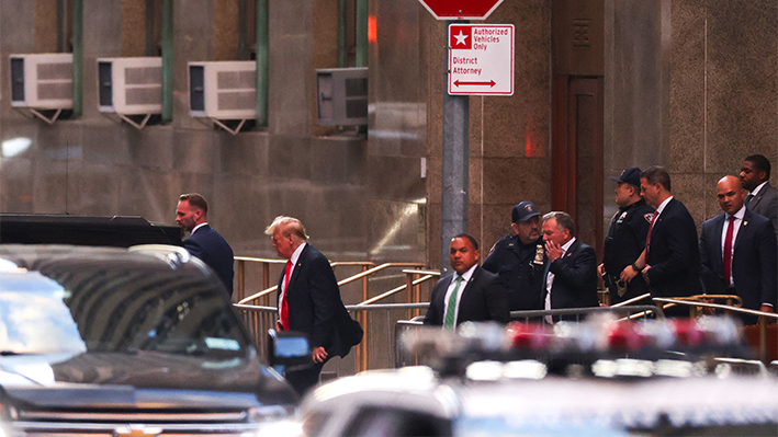 El expresidente de EE. UU. y candidato republicano a la presidencia, Donald Trump (2º izqda.), abandona la Corte Penal de Manhattan al final de la jornada durante su juicio penal por presunto encubrimiento de pagos de dinero por silencio en la ciudad de Nueva York, el 28 de mayo de 2024. (CHARLY TRIBALLEAU/AFP vía Getty Images)