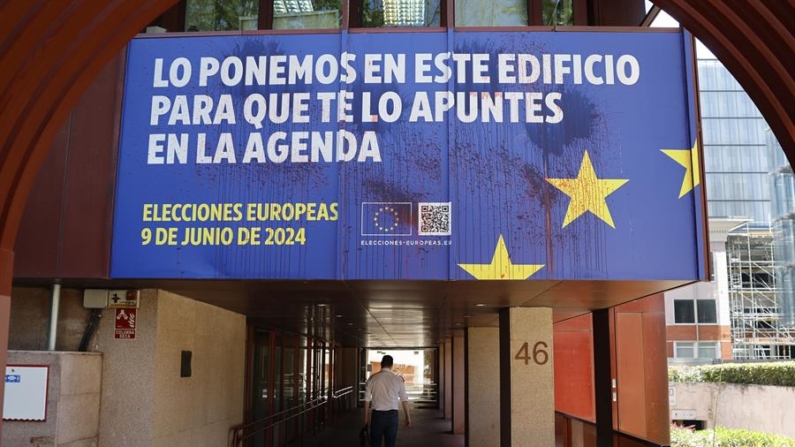 Manchas de pintura en un cartel anunciador de las elecciones europeas del próximo 9 de junio en la fachada de la Oficina Española del Parlamento Europeo, este miércoles 29 de mayo de 2024 en Madrid (España). EFE/ Sergio Pérez