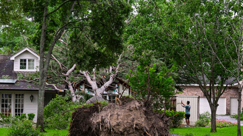 Una casa resulta gravemente dañada por la caída de un árbol tras los fuertes vientos y lluvias que azotaron la región el 17 de mayo de 2024 en Houston, Texas. (Logan Riely/Getty Images)