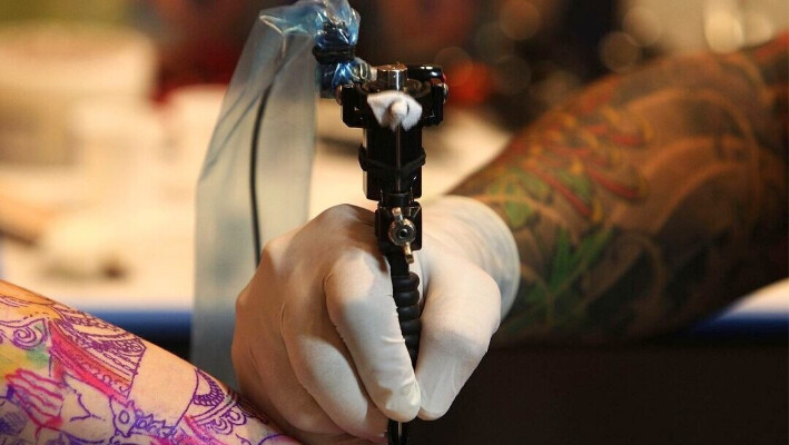 Un tatuador trabajando. (Lisa Maree Williams/Getty Images)