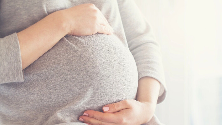 Realizando hábitos saludables antes y durante el embarazo, aumenta la posibilidad de que el bebé logre nacer con menores riesgos de salud. Una mujer embarazada acaricia su vientre, imagen ilustrativa: (Pixabay/fezailc)