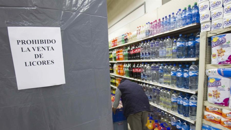 Imagen de archivo de un supermercado donde colocaron un cartel de "prohibido la venta de licores". EFE/ Martin Alipaz