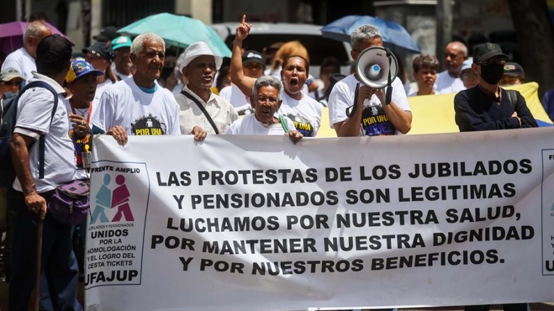 Adultos mayores de Venezuela protestan en Caracas (Venezuela) este 29 de mayo de 2024 por mejoras de pensiones y beneficios. EFE/ Miguel Gutiérrez
