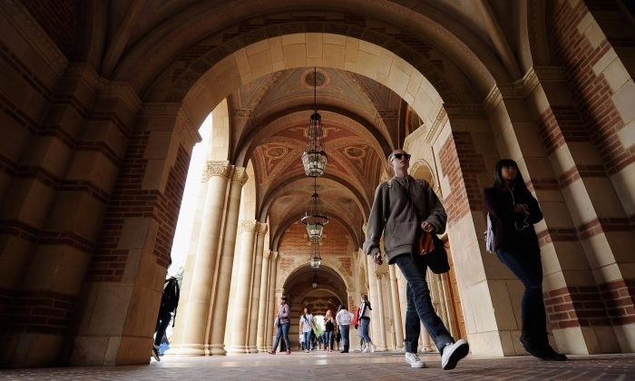 Estudiantes caminan por el campus de UCLA en Los Ángeles, California, el 23 de abril de 2012. (Kevork Djansezian/Getty Images)
