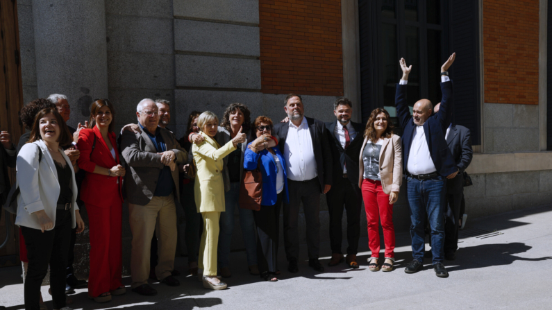 MADRID, 30/05/2024.- El Congreso ha aprobado este jueves, con 177 votos a favor y 172 en contra, la proposición de ley de amnistía para la normalización institucional, política y social en Cataluña, una iniciativa pactada por el PSOE con Junts y ERC y que permitió hace seis meses la investidura de Pedro Sánchez. En la imagen, Oriol Junqueras y Carme Forcadell, entre otros, celebran en los alrededores de la Cámara Baja. EFE/ JJ Guillen