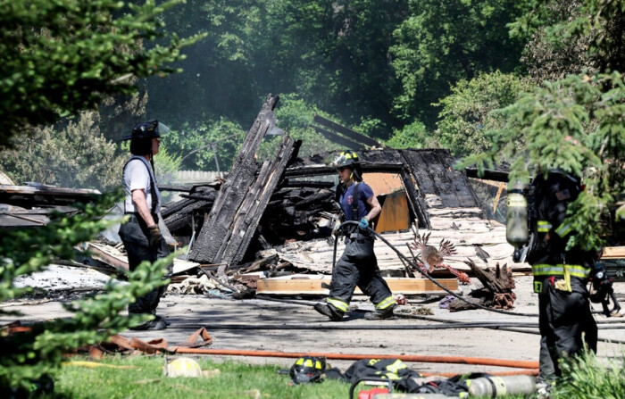 Los equipos de emergencia atienden la escena de la explosión de una casa en el pueblo de Springfield en el condado de Dane, a las afueras de la ciudad de Middleton, Wisconsin, el 29 de mayo de 2024. (Amber Arnold/Wisconsin State Journal vía AP)