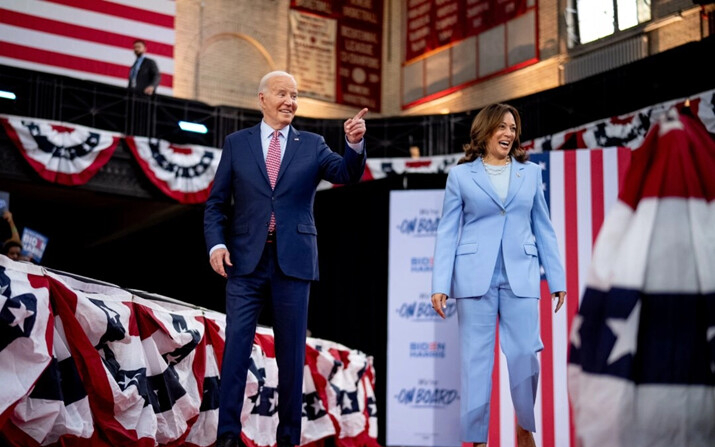 El presidente Joe Biden (izq.) y la vicepresidenta Kamala Harris (der.) suben al escenario en un mitin de campaña en el Girard College de Filadelfia, el 29 de mayo de 2024. (Andrew Harnik/Getty Images)
