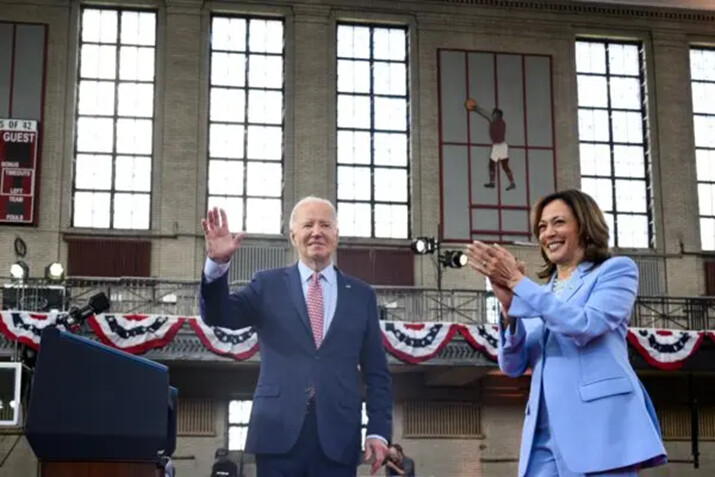 El presidente de EEUU, Joe Biden (izq.), y la vicepresidenta, Kamala Harris (der.), gesticulan durante un acto de campaña en Filadelfia, el 29 de mayo de 2024. (Mandel Ngan/vía Getty Images)