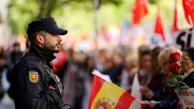 La policía observa una manifestación convocada frente a la sede del partido PSOE en Madrid, el 27 de abril de 2024. (Foto de OSCAR DEL POZO / AFP) (Foto de OSCAR DEL POZO/AFP via Getty Images)