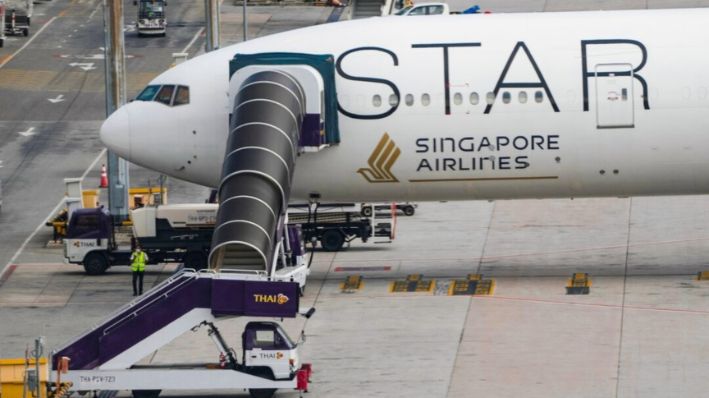 El avión Boeing 777-300ER de Singapore Airlines se encuentra estacionado después del vuelo SQ321 Londres-Singapur, en el Aeropuerto Internacional Suvarnabhumi, cerca de Bangkok, Tailandia, el 22 de mayo de 2024. (Sakchai Lalit/Foto AP)