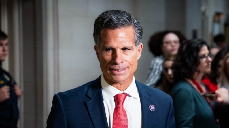 El representante Dan Meuser (R-Pa.) habla con los periodistas antes de la reunión de los republicanos de la Cámara para asegurar la nominación del GOP para la presidencia de la Cámara, en Washington, el 11 de octubre de 2023. (Madalina Vasiliu/The Epoch Times)