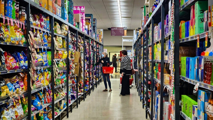 La gente compra en la sección de confitería de un supermercado en Australia Occidental el 4 de mayo de 2024. (Susan Mortimer/The Epoch Times)