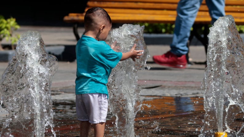 Un niño pequeño juega en una fuente de agua durante una ola de calor que azota el país en Guadalajara, estado de Jalisco, México, el 23 de mayo de 2024. (Ulises Ruiz/AFP vía Getty Images)