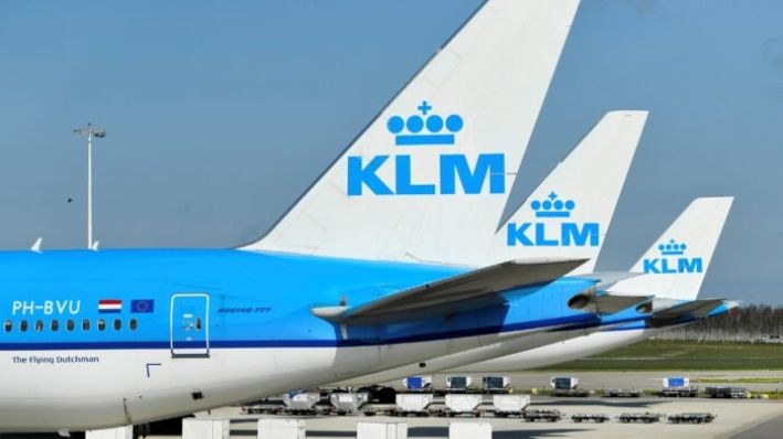 Aviones de la aerolínea KLM se encuentran estacionados en el aeropuerto de Schiphol en Ámsterdam, Países Bajos, el 2 de abril de 2020. (Piroschka van de Wouw/Reuters)