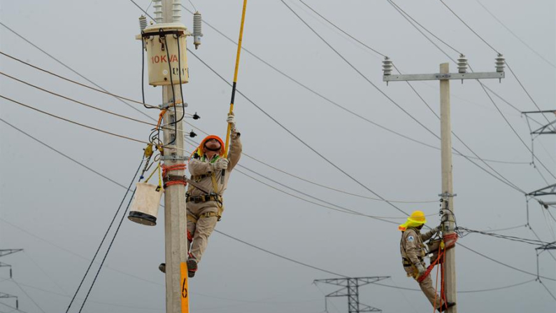 Imagen de archivo de trabajadores de la Comisión Federal de Electricidad de México. EFE/Cuauhtémoc Moreno