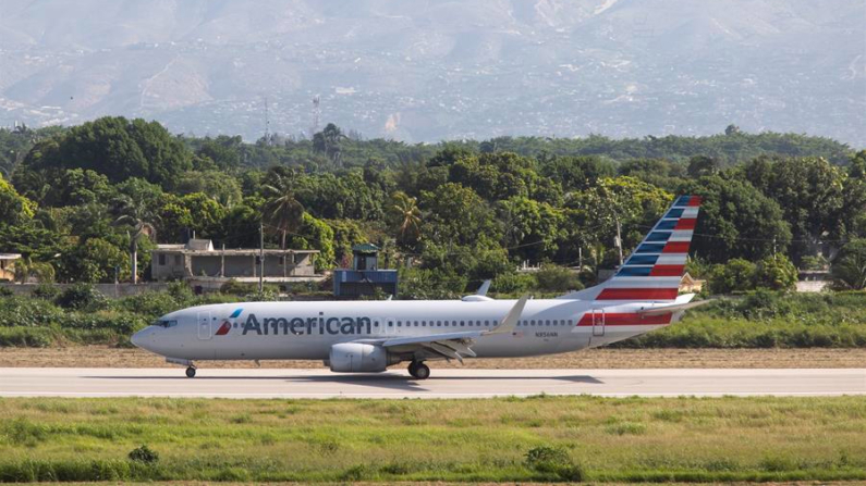 Fotografía de un avión de la compañía American Airlines antes de decolar este jueves en Puerto Príncipe (Haití). EFE/ Orlando Barría