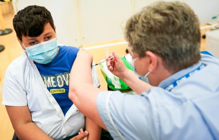 Un niño recibe la vacuna Pfizer-BioNTech COVID-19 en Newcastle upon Tyne, Inglaterra, el 22 de septiembre de 2021. (Ian Forsyth/Getty Images)