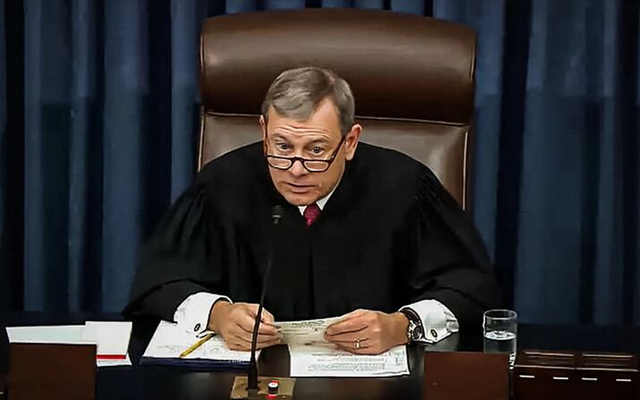 El presidente del Tribunal Supremo, John Roberts, lee una pregunta de un senador durante el juicio político contra el presidente Donald Trump en el Senado de Estados Unidos, el 29 de enero de 2020. (Televisión del Senado vía Getty Images)