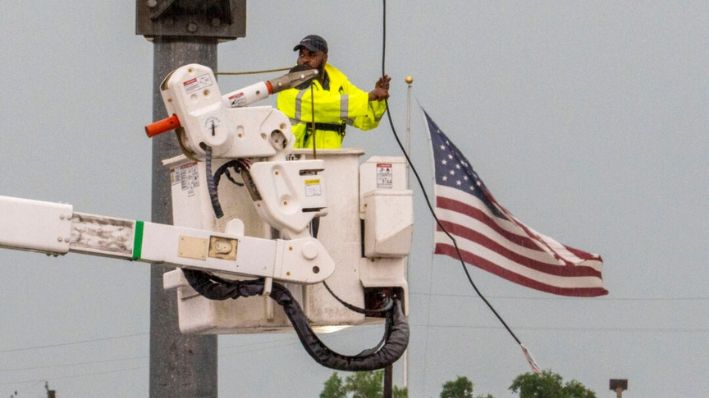 Un trabajador de la ciudad de Pearland intenta reparar una línea eléctrica rota luego de una fuerte tormenta que pasó por el área en Pearland, Texas, el 28 de mayo de 2024. (Kirk Sides/Houston Chronicle vía AP)