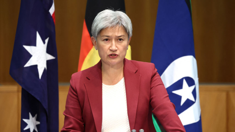 La ministra de Asuntos Exteriores de Australia, Penny Wong, habla durante una rueda de prensa en la Casa del Parlamento en Canberra (Australia) el 20 de marzo de 2024. (David Gray/AFP vía Getty Images)