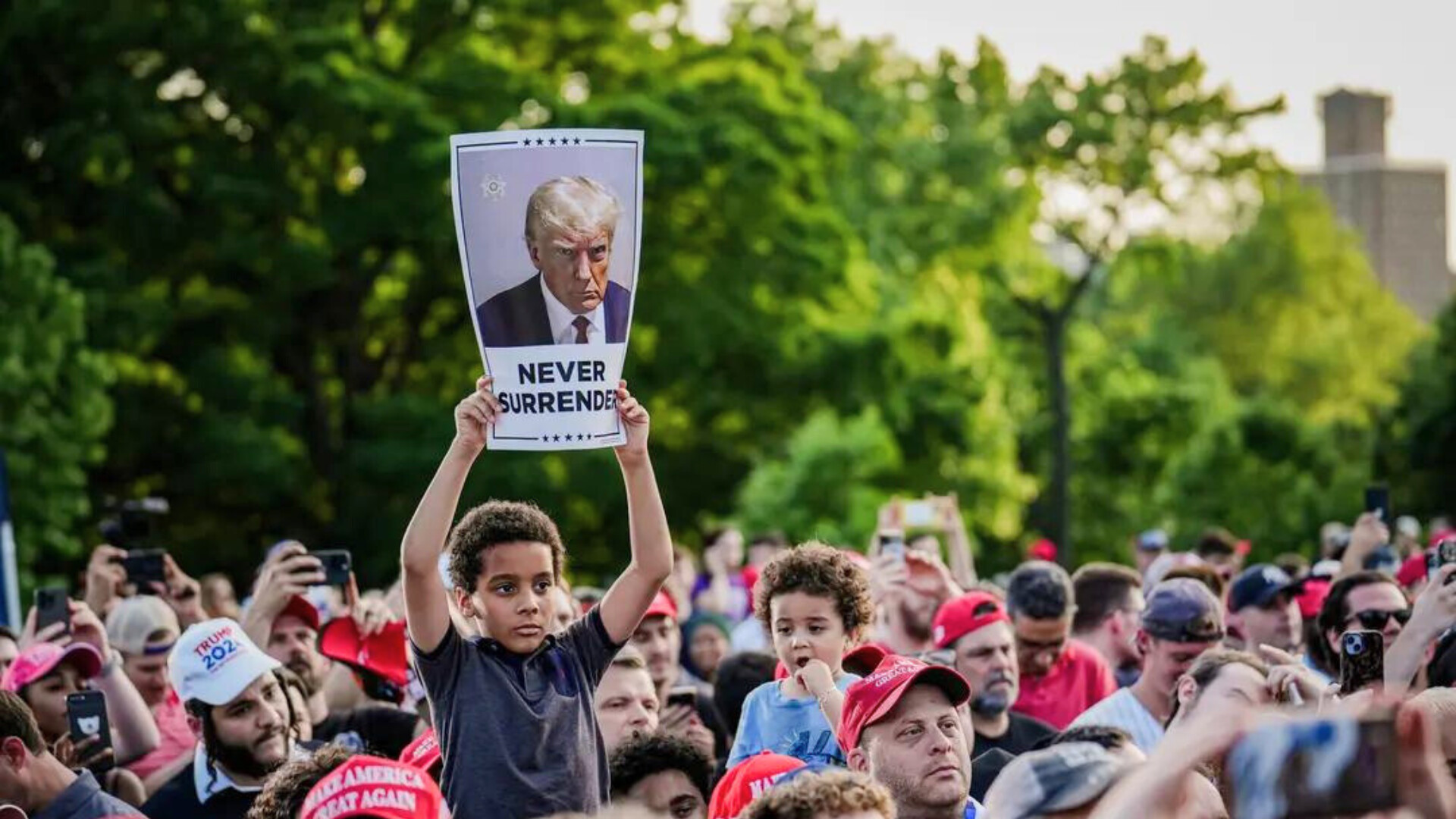 El expresidente Donald Trump realiza un mitin en el sur del Bronx.