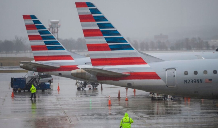 Un miembro del personal de tierra de American Airlines camina hacia los aviones en el Aeropuerto Nacional Ronald Reagan de Washington en Arlington, Virginia, el 24 de enero de 2019. (Andrew Caballero-Reynolds/AFP vía Getty Images)
