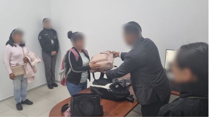 Agentes de la Fiscalía del Estado de México, en México, entregan a estudiante sus objetos personales robados en un asalto a una combi en Naucalpan, Estado de México, 29 de mayo del 2024. (Cortesía de Fiscalía General de la Justicia del Estado de México)