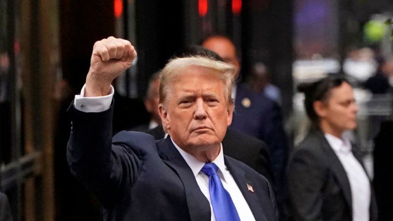 El expresidente estadounidense y candidato republicano a la presidencia, Donald Trump, levanta el puño a su llegada a la Torre Trump tras ser declarado culpable en su juicio penal en Nueva York, el 30 de mayo de 2024. (Timothy A. Clary/AFP vía Getty Images)