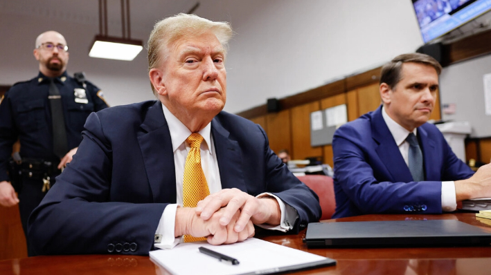 El expresidente Donald Trump sentado en la sala del Tribunal Penal de Manhattan en Nueva York con el abogado Todd Blanche el 21 de mayo de 2024. (Michael M. Santiago/Getty Images)