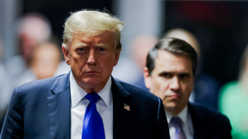 El expresidente de Estados Unidos Donald Trump sale de la sala del tribunal después de ser declarado culpable de los 34 cargos en su juicio de dinero por silencio en el Tribunal Penal de Manhattan, en la ciudad de Nueva York, el 30 de mayo de 2024. (Justin Lane-Pool/Getty Images)