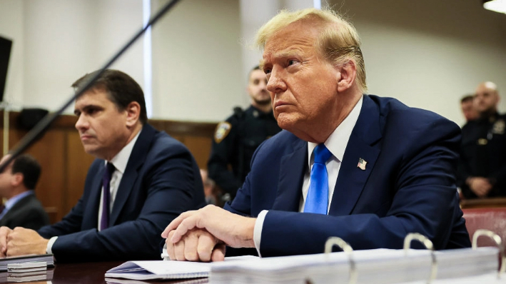 El expresidente Donald Trump y su abogado Todd Blanche asisten a su juicio penal mientras continúa la selección del jurado en el Tribunal Penal de Manhattan el 18 de abril de 2024, en Nueva York. (Foto de Brendan McDermid-Pool/Getty Images)