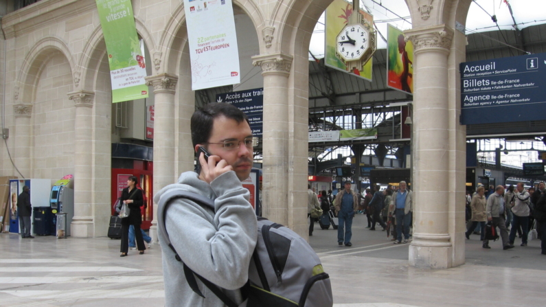 Atendiendo una llamada de teléfono. (Photo: pablokdc on VisualHunt)