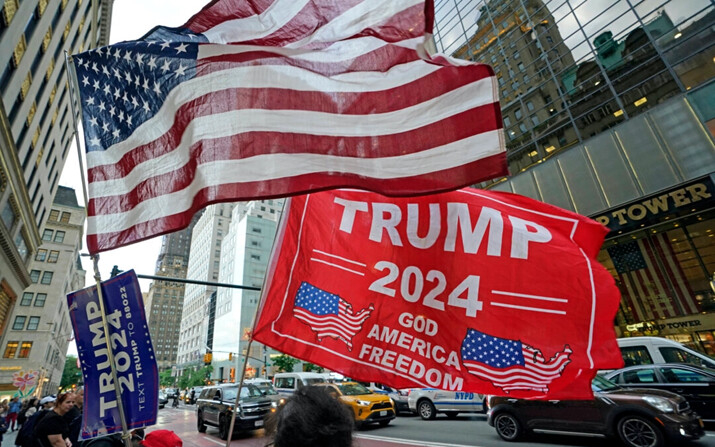 Simpatizantes del expresidente y candidato presidencial republicano, Donald Trump, se reúnen frente a la Torre Trump tras ser condenado en su juicio penal en Nueva York, el 30 de mayo de 2024. (Timothy A. Clary/AFP vía Getty Images)
