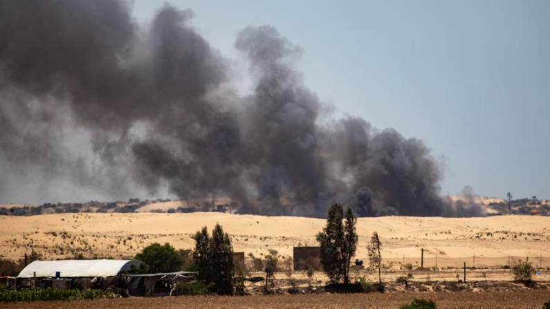 El humo se eleva tras un ataque aéreo israelí en Rafah, en el sur de la Franja de Gaza, el 30 de mayo de 2024. EFE/EPA/Haitham Imad