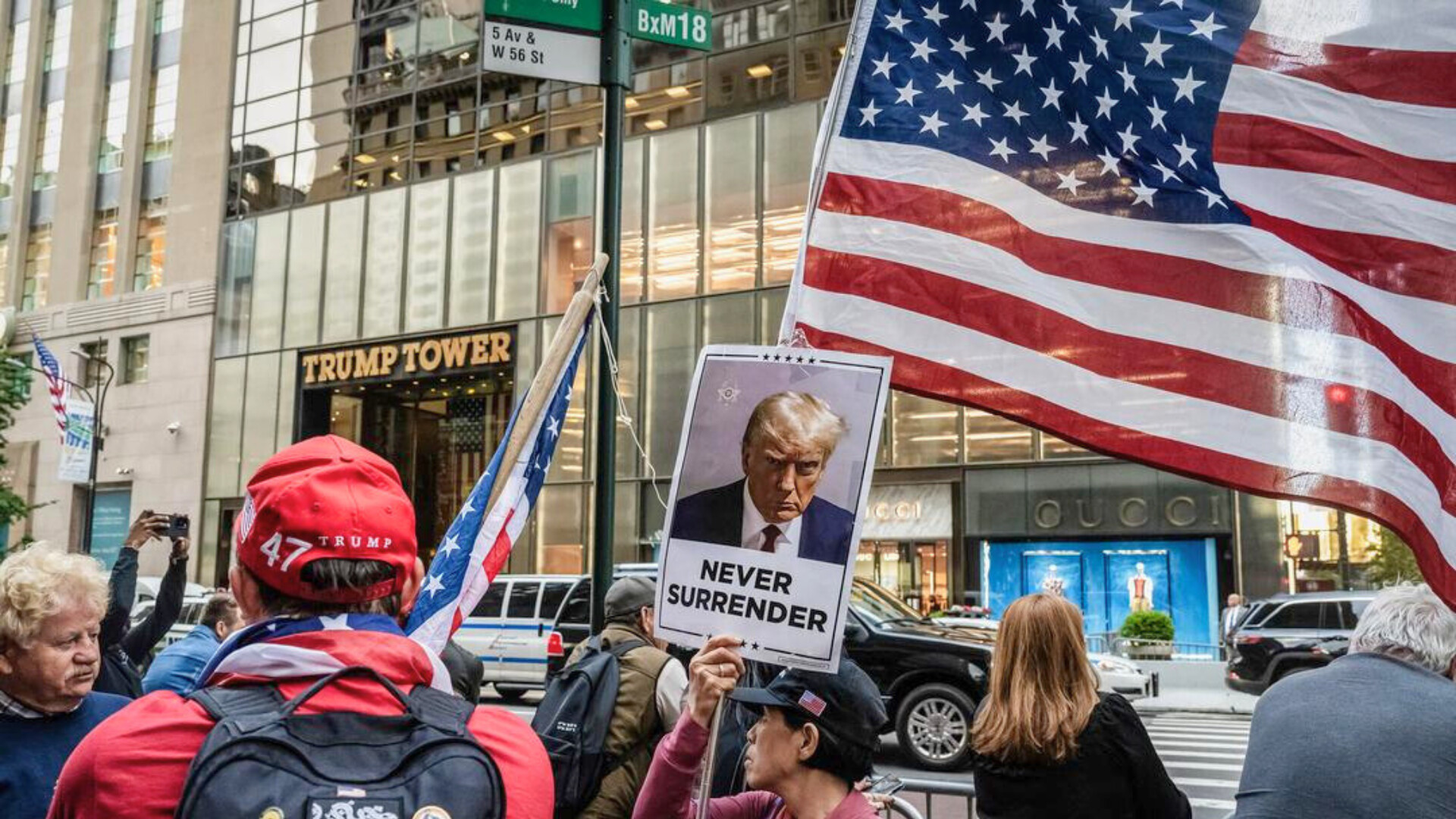 Una multitud se reúne en la Torre Trump después del veredicto de culpabilidad contra el expresidente Donald Trump en su juicio en la ciudad de Nueva York.