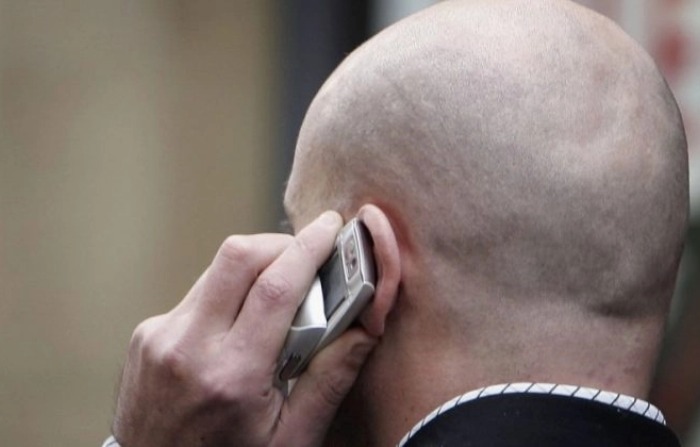 Un hombre usa su teléfono celular en una fotografía de archivo. (Christopher Furlong/Getty Images)