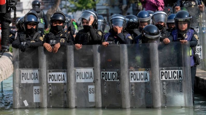 Policías antimotines de México, foto tomada el 11 de noviembre de 2020, frente a la casa del Estado de Quintana Roo en la Ciudad de México. (Pedro Pardo/AFP vía Getty Images)